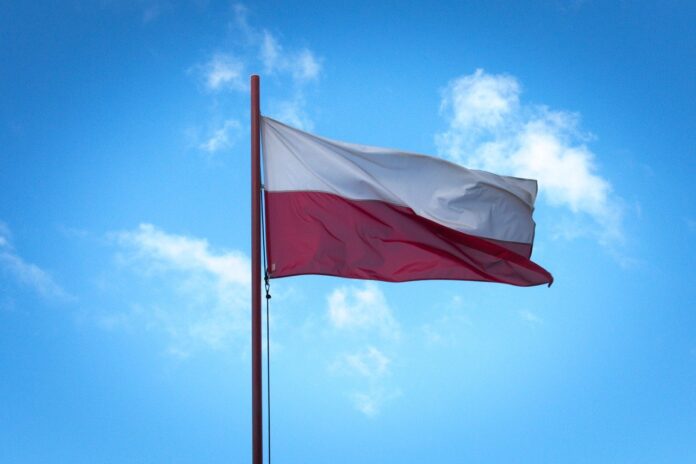 Dzień Flagi Rzeczypospolitej Polskiej 🇵🇱 Pierwsze dni maja w naszej kulturze i tradycji są szczególne. W ten czas upamiętniamy ludzi pracy oraz obchodzimy święto Flagi Państwowej RP. Wspominamy również wydarzenia związane z uchwaleniem Ustawy Rządowej z dnia 3-go maja 1791, która regulowała ustrój prawny Rzeczypospolitej Obojga Narodów. Wszystkie te wydarzenia dotyczą naszych symboli oraz barw narodowych, historii narodu, a także podkreślają nasz stosunek do szeroko pojętego dziedzictwa narodowego. Dlatego też pierwsze dni maja zdecydowanie są istotne ze względu na kreowanie i podtrzymywanie naszej tożsamości narodowej. Dzisiaj obchodzimy dzień jednego z symboli państwowych RP. Flaga jest świadectwem naszej państwowości. Barwy umieszczone na Fladze RP są odwzorowaniem kolorystyki godła państwowego. Poziomy biały pas symbolizuje białego orła oraz wartości duchowe- czystość i niepokalanie. W heraldyce kolor biały używany jest również jako reprezentacja srebra. Pas czerwieni symbolizuje tarczę godła. Jest symbolem ognia, krwi oraz odwagi i waleczności. Dzień, w którym upamiętniamy Flagę RP, został ustanowiony przez Sejm RP ustawą z dnia 20 lutego 2004 roku o zmianie ustawy o godle, barwach i hymnie Rzeczypospolitej Polskiej. W ten sposób 2. maja ustanowiono Dniem Flagi Rzeczypospolitej Polskiej. Obchody tego dnia powodują organizowanie różnych akcji oraz manifestacji patriotycznych. Każdy z nas zgodzi się z tym, że symbole państwowe zasługują na szczególny szacunek. Aby godnie obchodzić się z Flagą RP, stworzona została etykieta flagowa, która stanowi wskazówkę do godnego postępowania z symbolami RP. Opracowanie zawiera m.in. stosowne sposoby eksponowania flagi, precedencję flagową (określa sposób eksponowania Flagi RP w towarzystwie innych flag) oraz ceremoniał flagowy. Traktowanie symboli RP z szacunkiem i otaczanie ich należytą czcią jest ustawowym prawem i obowiązkiem ustawowym każdego obywatela oraz instytucji. Upamiętnijmy Dzień Flagi RP, nie tylko eksponując barwy narodowe w najbliższym otoczeniu, ale również ucząc się dobrych praktyk oraz szacunku względem naszych symboli państwowych- zapoznajmy się w tym szczególnym dniu z protokołem flagowym.