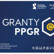 Komunikat w sprawie złożonych oświadczeń w ramach programu „Granty PPGR” W związku ze zmianą wytycznych i związaną z tym koniecznością uzupełnienia oraz aktualizacji przez Gminę Nozdrzec wniosku złożonego w ramach programu „Granty PPGR – Wsparcie dzieci z rodzin pegeerowskich w rozwoju cyfrowym” uprzejmie informujemy wszystkich mieszkańców (rodziców/opiekunów prawnych uczniów, ubiegających się o komputery oraz osoby pełnoletnie, które złożyły oświadczenia we własnym imieniu) o konieczności dokonania niezbędnych uzupełnień, złożonych przez Państwa oświadczeń. Złożone oświadczenia, wymagają uzupełnienia o następujące dokumenty, poświadczające: 1) fakt zatrudnienia krewnego w linii prostej (dziadka/babci, pradziadka/prababci) w Państwowym Przedsiębiorstwie Gospodarki Rolnej PPGR (weryfikacja poprzez np.: zaświadczenie o zatrudnieniu w PPGR, świadectwo pracy z PPGR, legitymacje służbowe, odcinki list płac/wynagrodzeń byłych pracowników w PPGR, zaświadczenie ZUS. Nie dotyczy osób, które złożyły stosowne dokumenty, 2) w przypadku uczniów szkół średnich i szkół podstawowych zlokalizowanych poza gminą Nozdrzec zaświadczenia ze szkoły, w której dziecko się uczy, iż dziecko/rodzina nie otrzymało/a na własność lub w drodze użyczenia, w ostatnim roku oraz roku poprzedzającym rok złożenia przedmiotowego wniosku (tj. w roku 2020 i 2021), sprzętu komputerowego zakupionego ze środków publicznych lub środków organizacji pozarządowych, lub zwrotu kosztów, lub dofinansowania zakupu tych rzeczy. W przypadku uczniów klasy I szkoły średniej należy również dostarczyć zaświadczenie ze szkoły podstawowej, do której dziecko uczęszczało w ubiegłym roku szkolnym- poza gm. Nozdrzec, 3) potwierdzenie pokrewieństwa w linii prostej za pomocą aktu urodzenia, aktu małżeństwa zupełnego, 4) wypełnienie dodatkowego Oświadczenia na weryfikację danych wskazanych w oświadczeniu (dokument do pobrania znajduje się na dole strony). Wskazane dokumenty są niezbędne, aby uznać zasadność wsparcia dla uczniów (czyli przekazanie im. komputerów, pozyskanych przez gminę Nozdrzec w konkursie „Granty PPGR – wsparcie rodzin popegeerowskich w rozwoju dla uczniów”) i stanowią warunek konieczny w ramach procedury uzupełniającej wniosek gminy Nozdrzec do instytucji weryfikującej. Dokumenty należy złożyć w terminie do dnia 9 grudnia 2021 w Urzędzie Gminy Nozdrzec pok. 18 w godzinach pracy Urzędu. Niedostarczenie dokumentów będzie skutkowało odrzuceniem wniosku o udzielenie wsparcia. Złożenie kompletu dokumentów także nie gwarantuje otrzymania wsparcia. Więcej informacji można uzyskać pod nr telefonu: 134398020 wew. 39 lub 796442970.