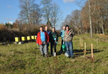 Sadzenie drzew i krzewów miododajnych sposobem na ochronę bioróżnorodności Sadzenie drzew i krzewów miododajnych przez uczestników ŚDS w Izdebkach